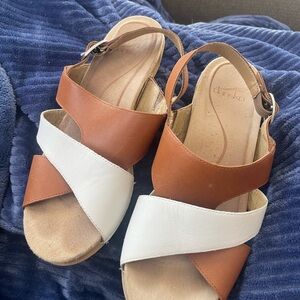 Dansko Women's Tan and Cream Sandals